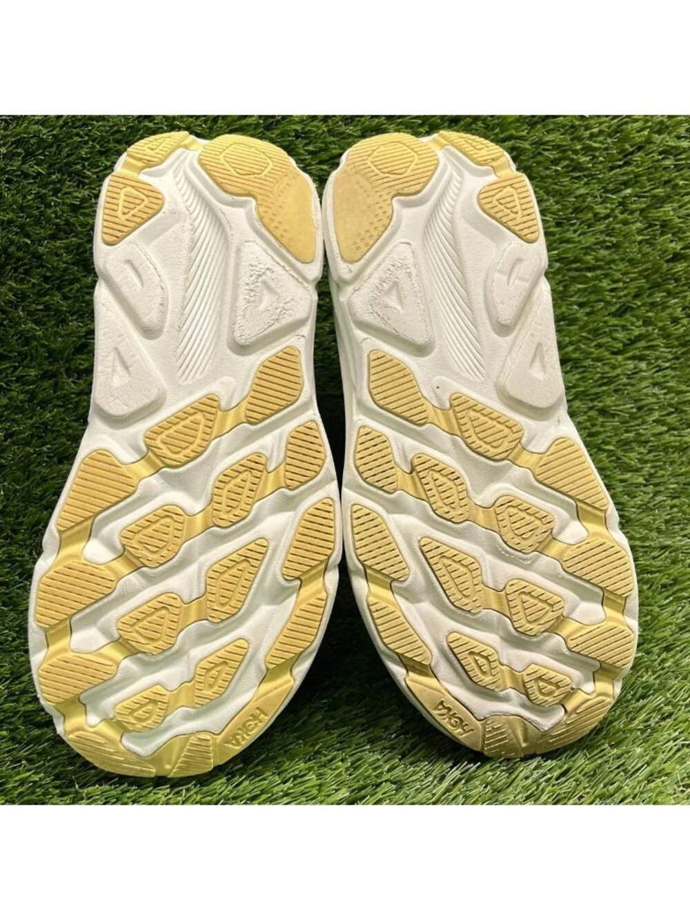 Hoka One One Clifton 9 GTX Mens Size 8 Ivory Athletic Running Shoes Sneakers